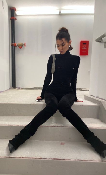 黑色|贝拉将机场当秀场,穿皮衣步伐嚣张特有范,却没2W+香奈儿抢镜