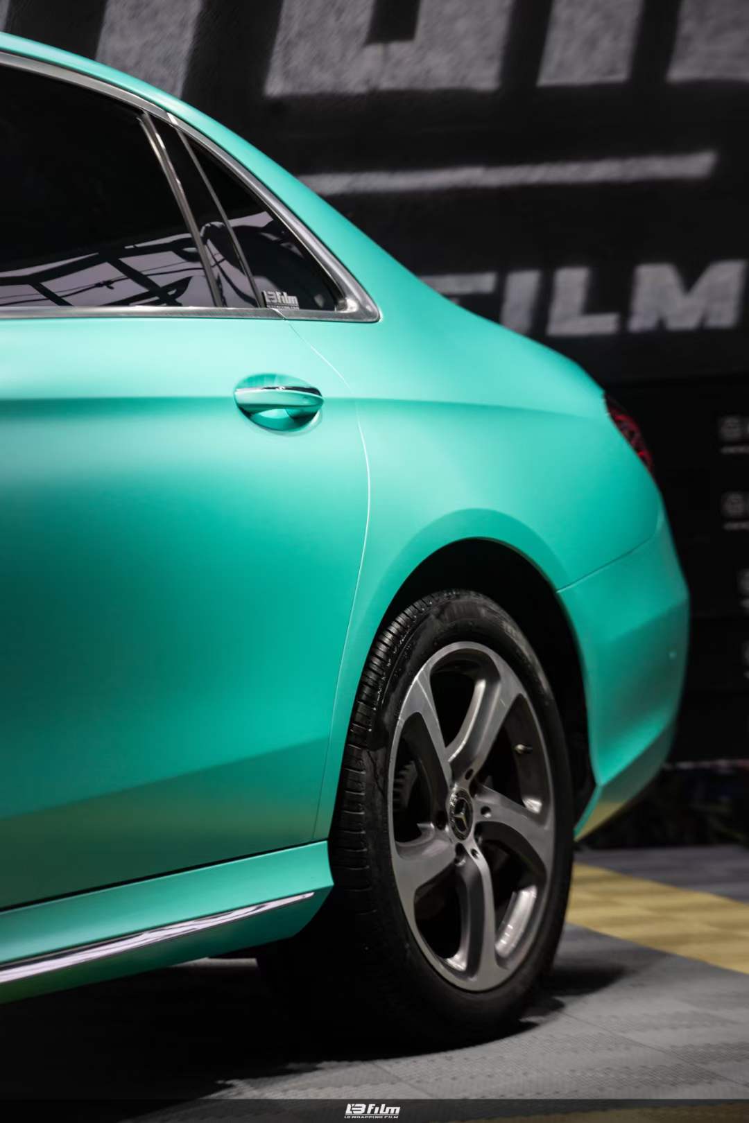 奔驰e级汽车贴膜lb改色膜电光金属蒂芙尼