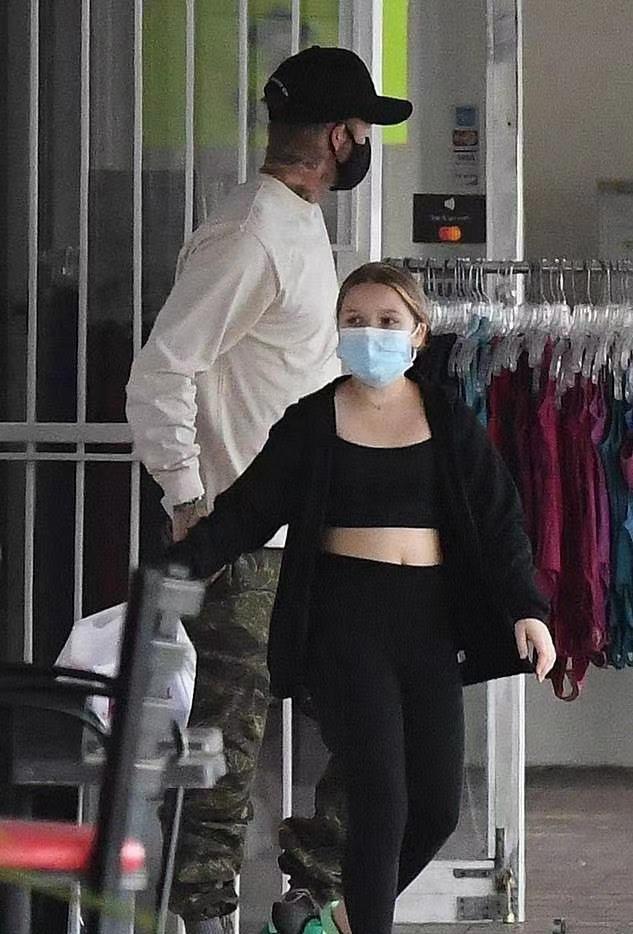 大嫂|小七跟大嫂出游!两人合影亲密搂抱，大嫂穿V领上衣难挡火辣身材