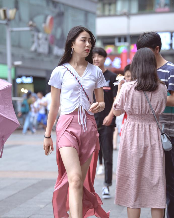 设计|苗条女生的“开叉裙”，既显身材又有个性，宛如“出水芙蓉”！