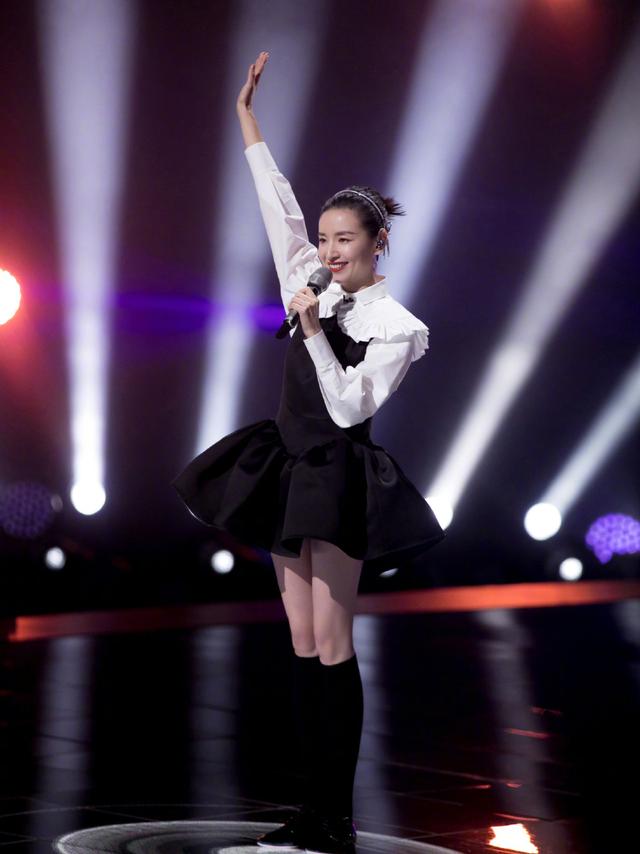 卫衣|董洁不认真打扮也美得出众，卫衣配牛仔裤简约朴素，低调温柔