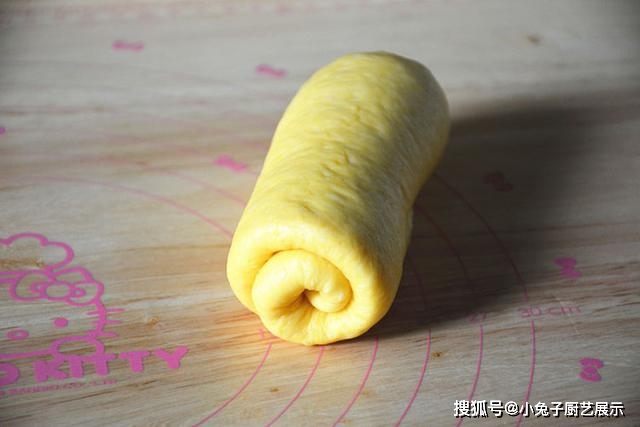 美食|南瓜别再蒸着吃了，加在面粉里做成吐司，又香又柔软，早餐就它了