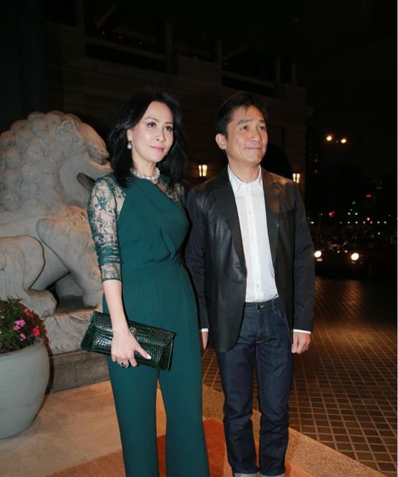 黑色|刘嘉玲越来越会打扮，穿单色蕾丝连体裤遮曲线，肤色显白更衬比例