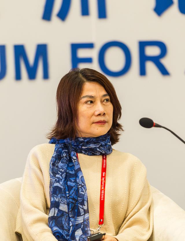 颜色|董明珠认真打扮霸气变温柔,穿针织衫搭海蓝色丝巾,65岁看着像45