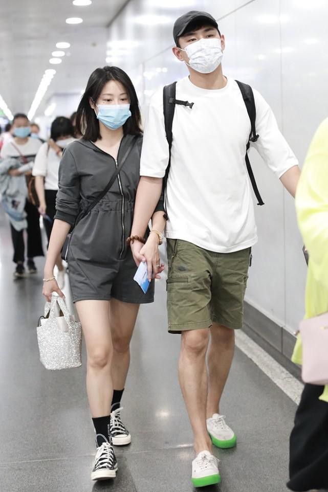 感觉|王彦霖妻子仍然清纯似校花，宽大T恤配牛仔裤，纤细感还挺明显的