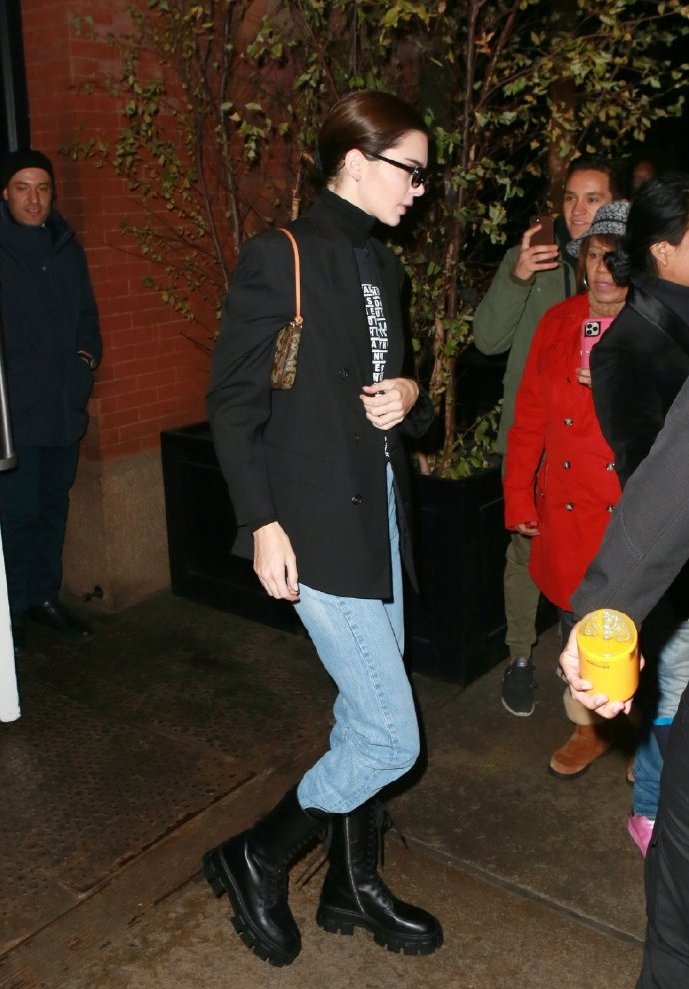 黑色|超模肯豆恋上马丁靴了！穿西装保暖时髦，小包包穿出两米八的气场