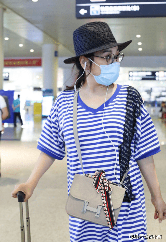 黑色|陈松伶都被张铎宠成小女孩了，中年发福穿宽松条纹T恤，也不尴尬