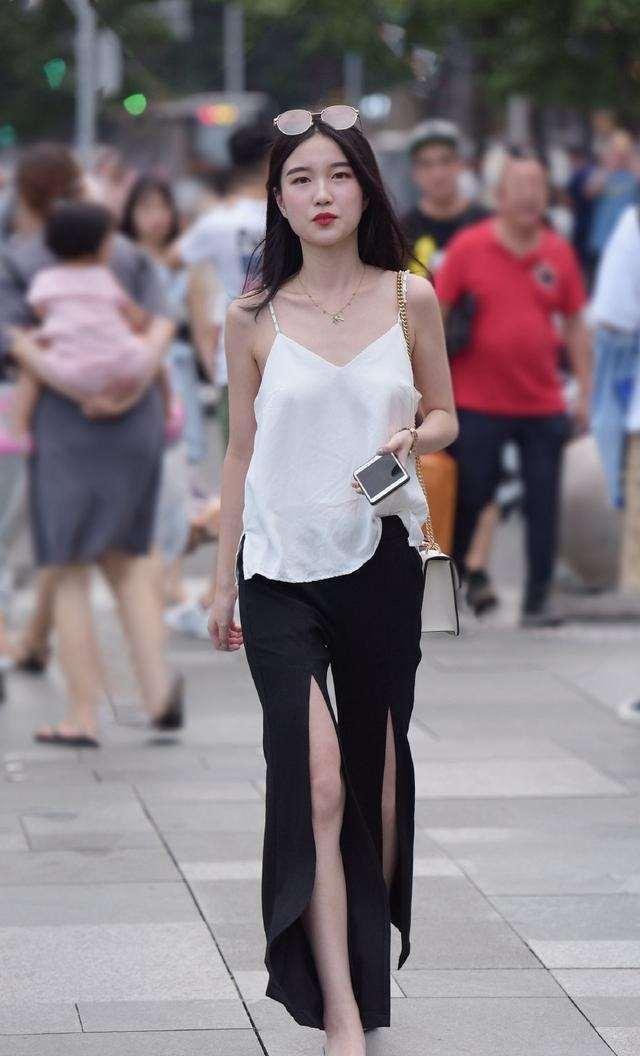 黑色|黑色职业高跟鞋搭配灰色碎边打底裤，潮流的穿搭，有点酷的感觉