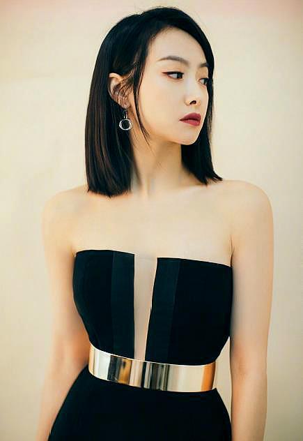 曲线美|宋茜为吸睛真拼!穿抹胸裙秀香肩不够看,还将V领开到肚脐赚眼球