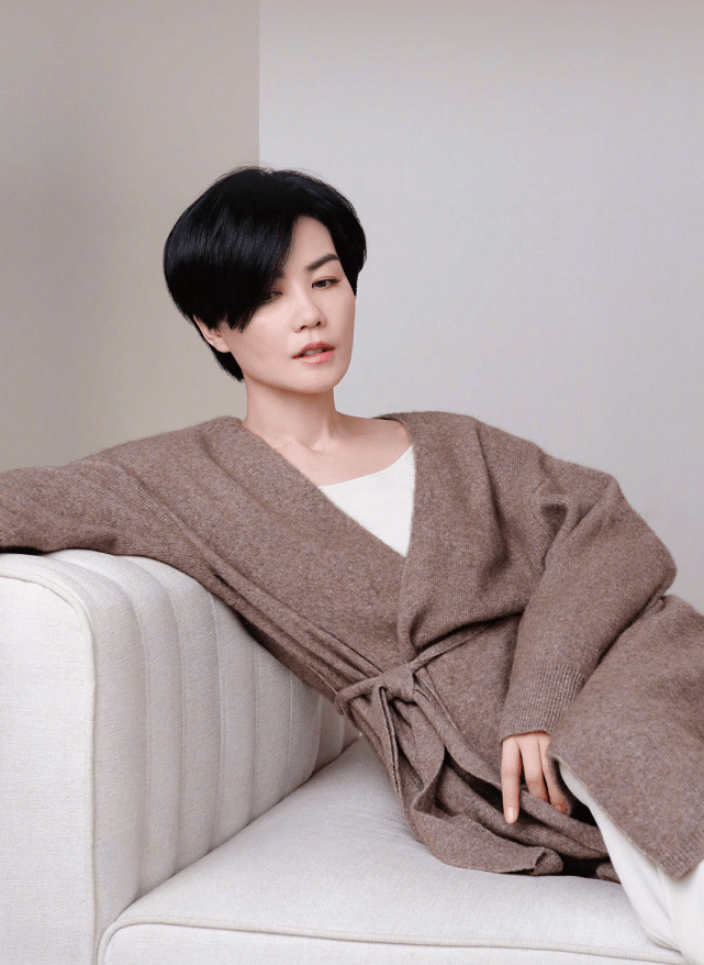 面料|52岁的王菲也是“打工人”,穿着睡衣拍广告,一般人没这气场