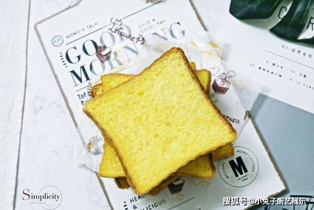 美食|南瓜别再蒸着吃了，加在面粉里做成吐司，又香又柔软，早餐就它了