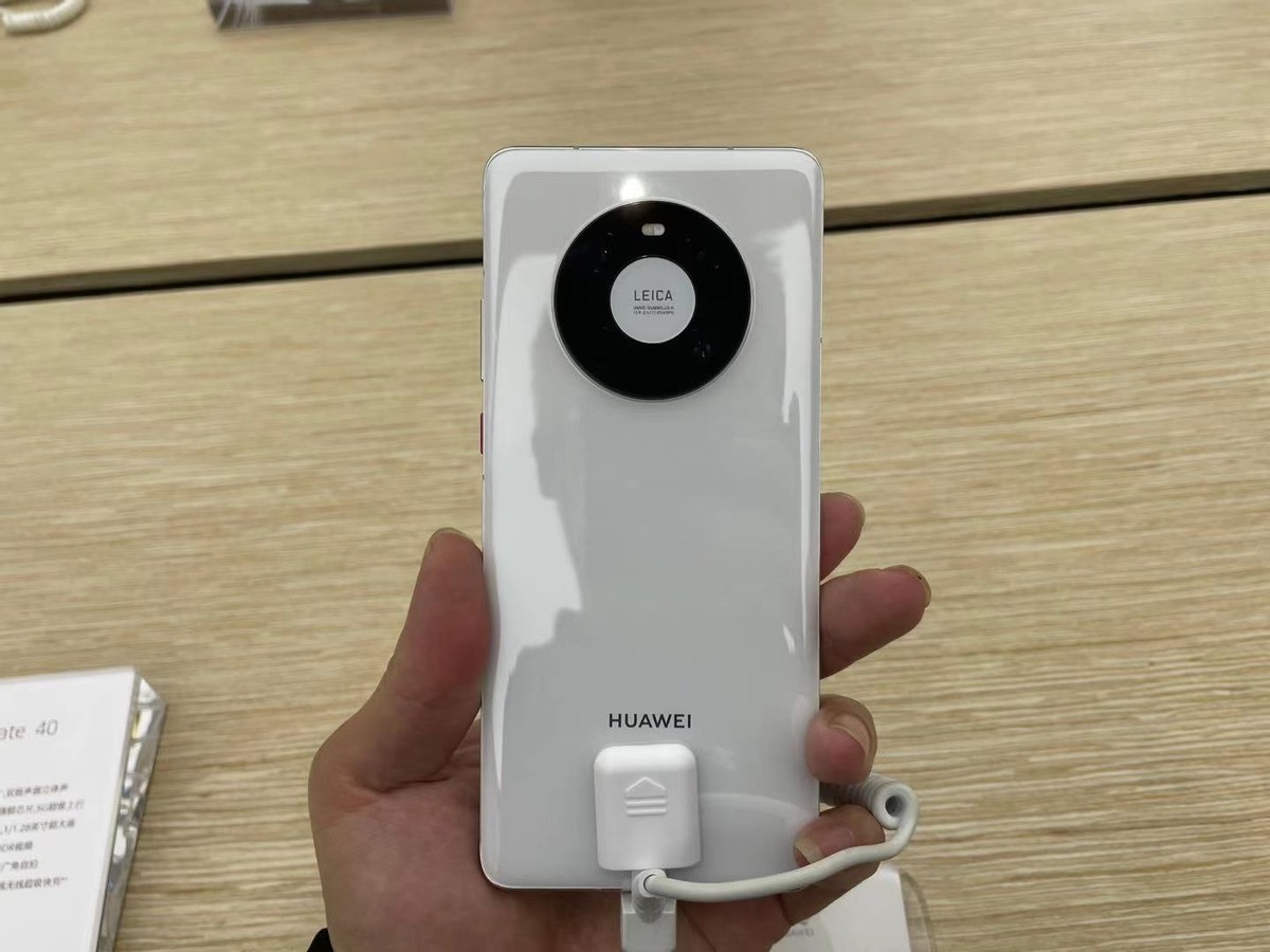 长得不像华为p系列,反倒是长得像华为mate40,背面采用圆环摄像头设计