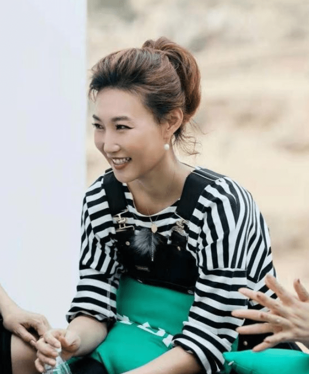 中性|央视主持李梓萌摘下假发套，穿背带裤青春减龄又时髦，美到不敢认