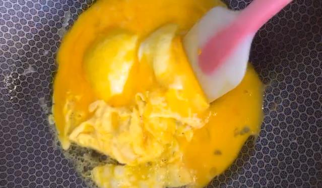 卫生状况|1把面条,4个鸡蛋,再加配菜,简单制作营养早餐面。