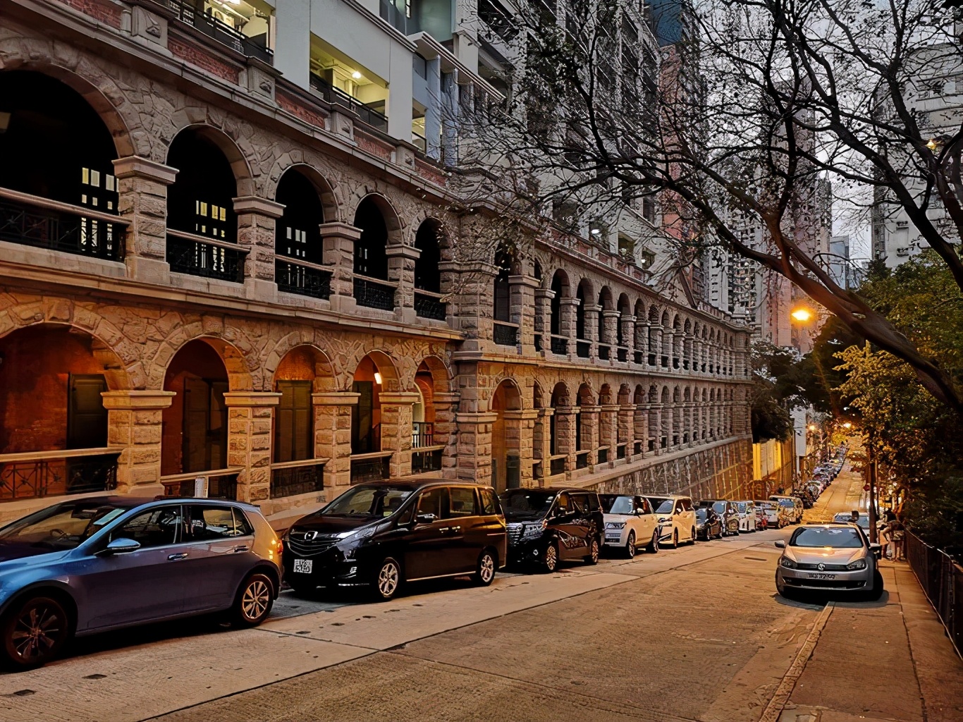 这时她抬头一看,高街.