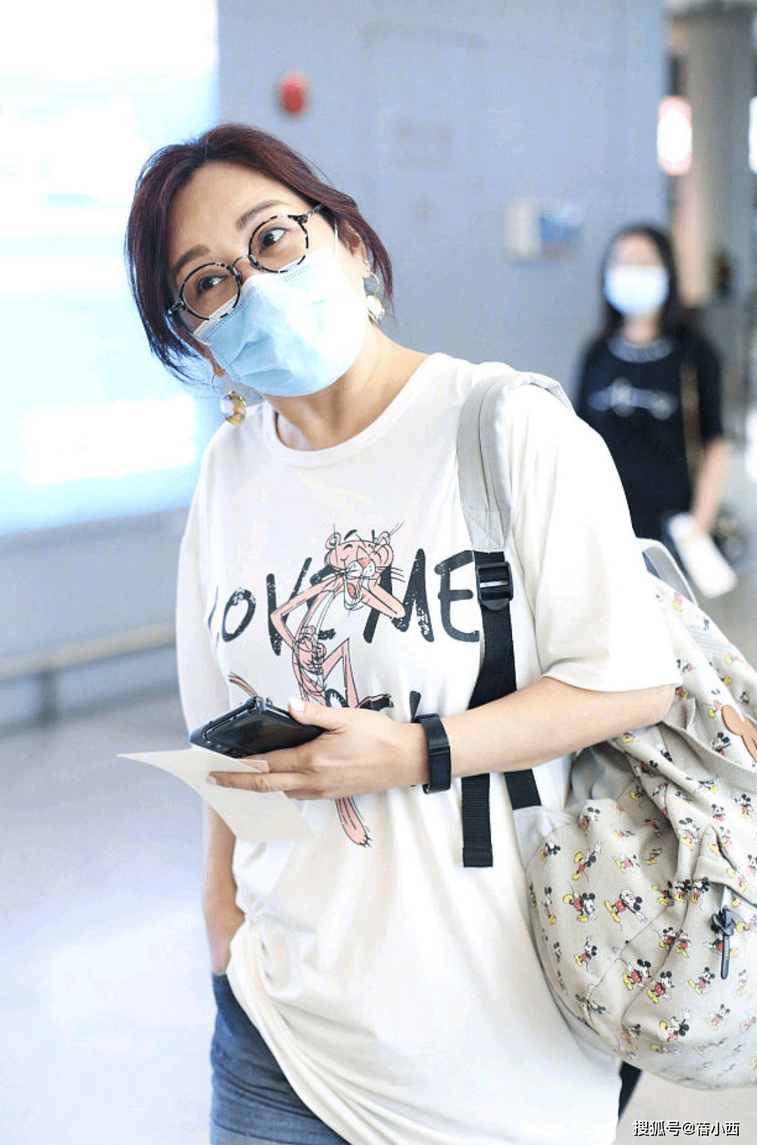 黑色|陈松伶都被张铎宠成小女孩了，中年发福穿宽松条纹T恤，也不尴尬