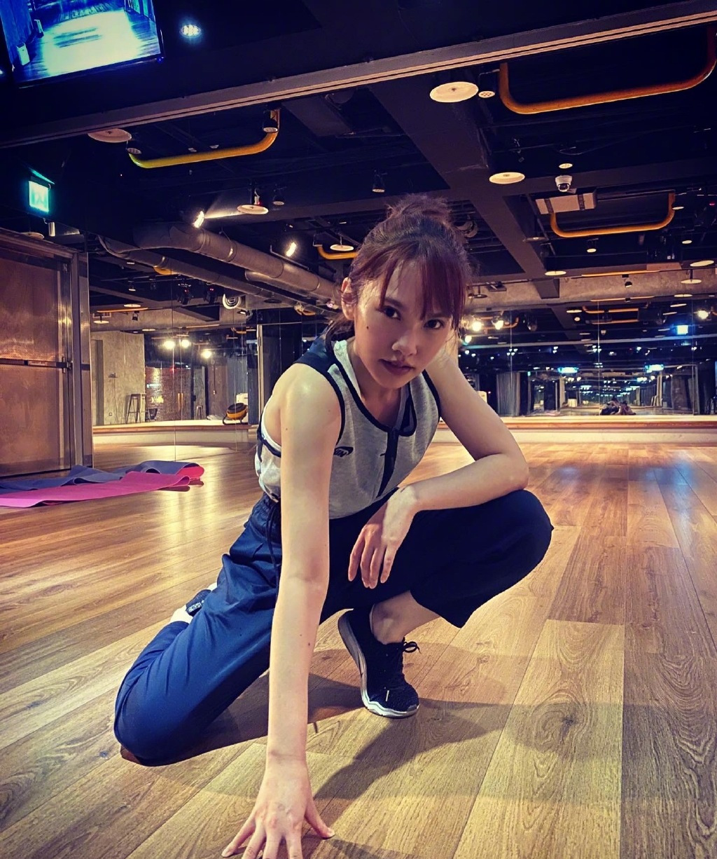 杨丞琳|36岁杨丞琳美搭，穿露脐衫高挑，配运动裤有范，身材161里少有