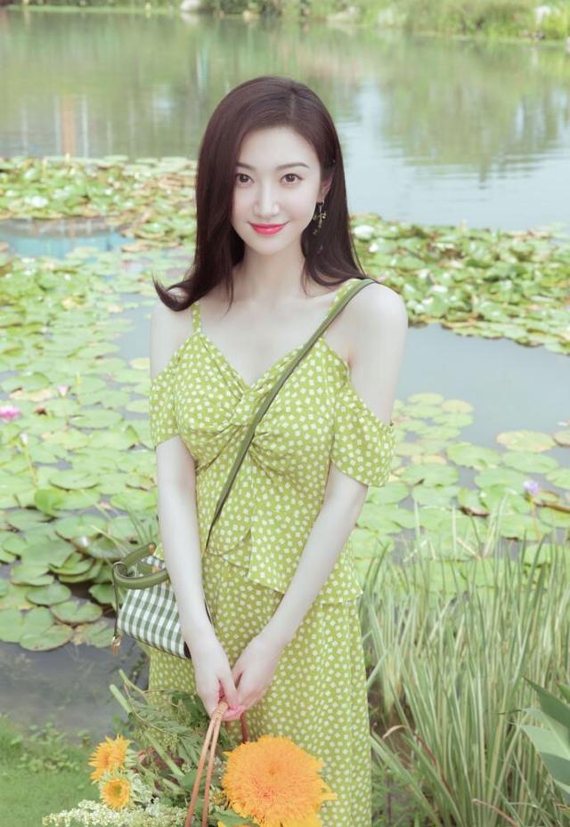 色调|景甜也有软萌的一面，吊带裙打扮显初恋味，很难信她33岁了