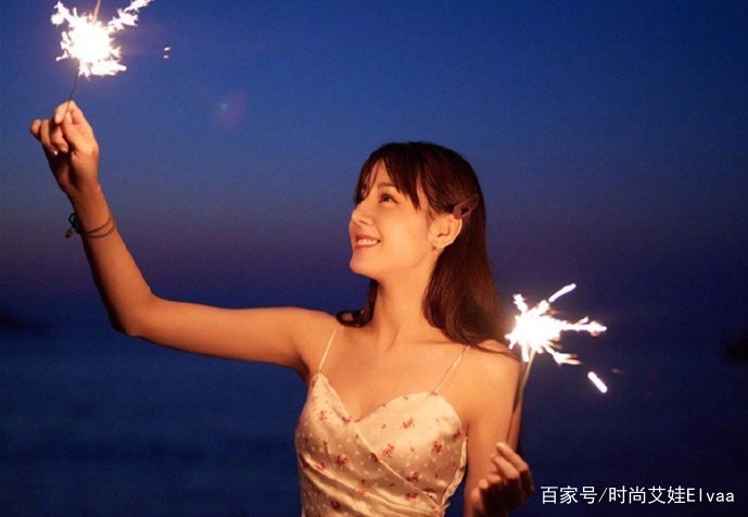 好身材|迪丽热巴广告造型真丰满，穿20cm“巴掌裤”，这“括号臀”太招摇