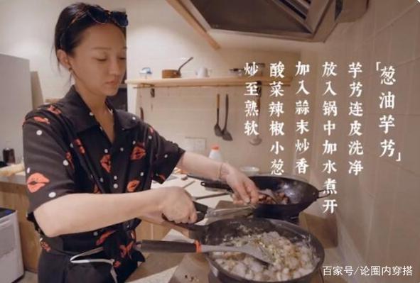 活动|周迅西装配短裙出席活动,背起手像“老干部”,眼中灵气引人注目