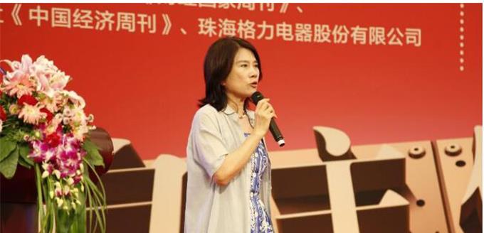 面的|董明珠真有女企业家的风范。66岁的她穿着V领连衣裙，优雅大方