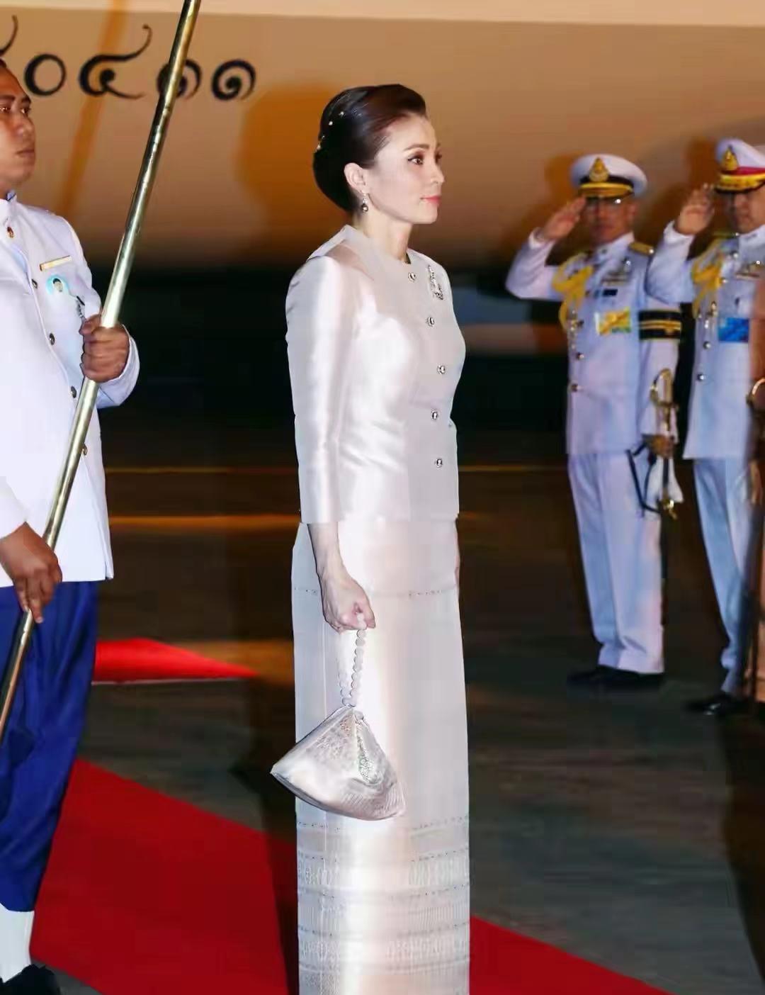 高跟鞋|苏提达深夜独自营业！一身珍珠白套裙穿得贵气，气质敌过诗妮娜