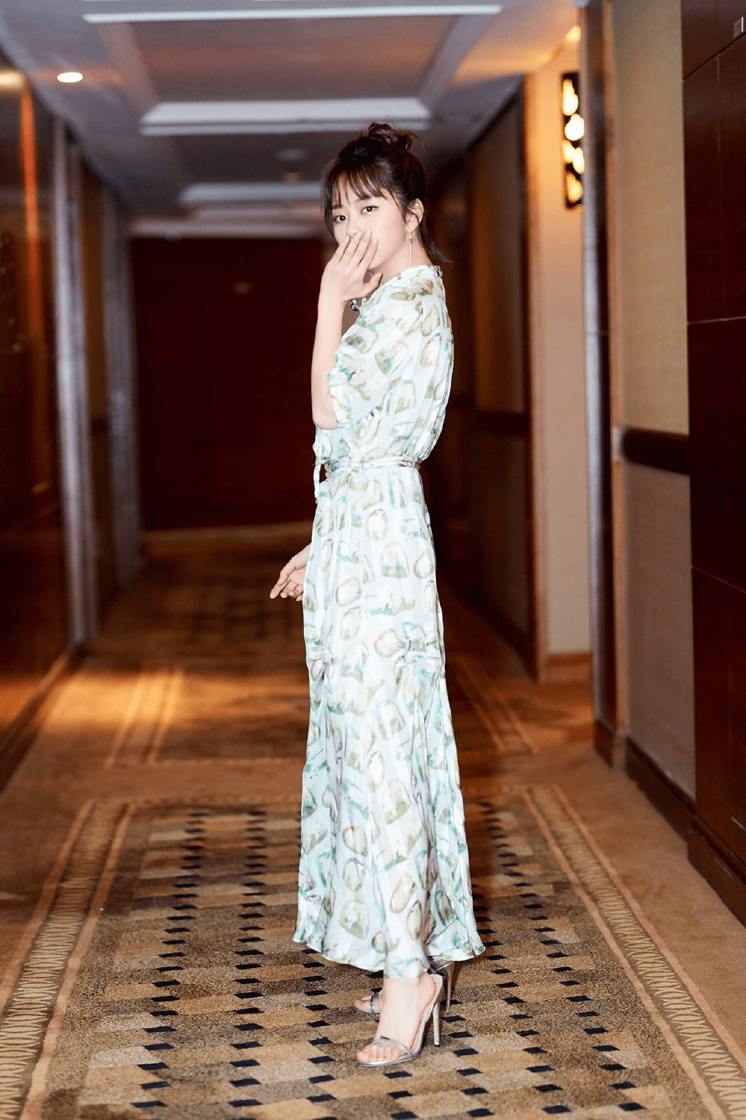 黑色|谭松韵这次穿得很不同，印花衬衫内搭连衣吊带裙，尽显秋日复古风