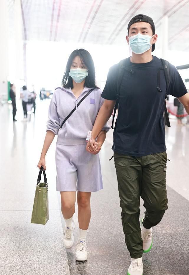 感觉|王彦霖妻子仍然清纯似校花，宽大T恤配牛仔裤，纤细感还挺明显的