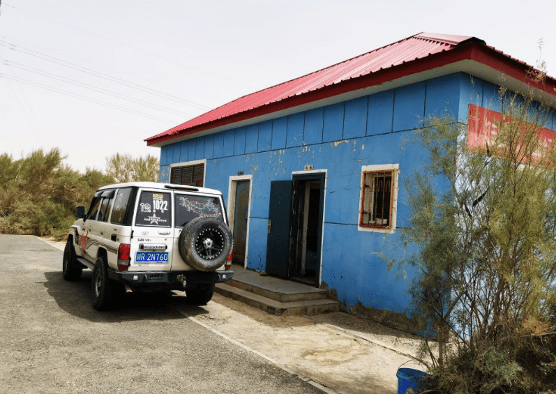 中国在塔克拉玛干沙漠建"绿色走廊",108个水井房,每年花千万_公路