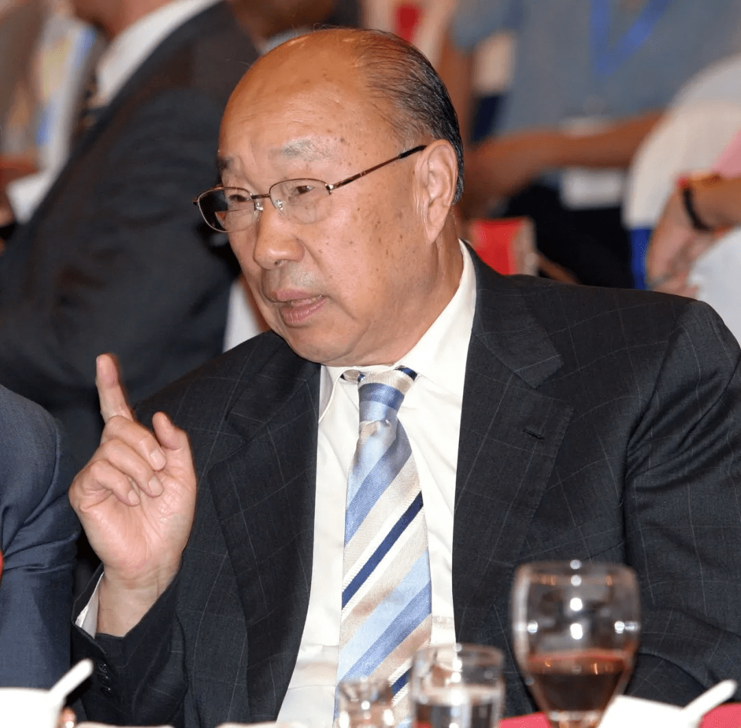 兄弟们都会定期看心理医生,亲人朋友害怕万隆,弟弟万宏伟如今还在租房