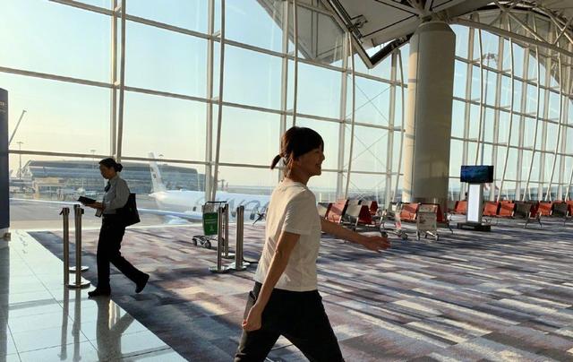 西裤|孙燕姿穿搭路人感强烈，T恤宽大不显身材，滤镜重重难掩皮肤松弛