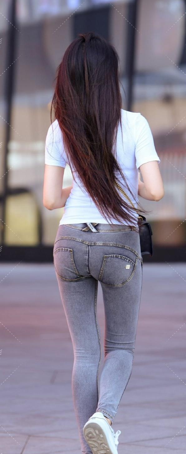 个性|身穿修身打底裤，尽显女性魅力，看起来很温柔