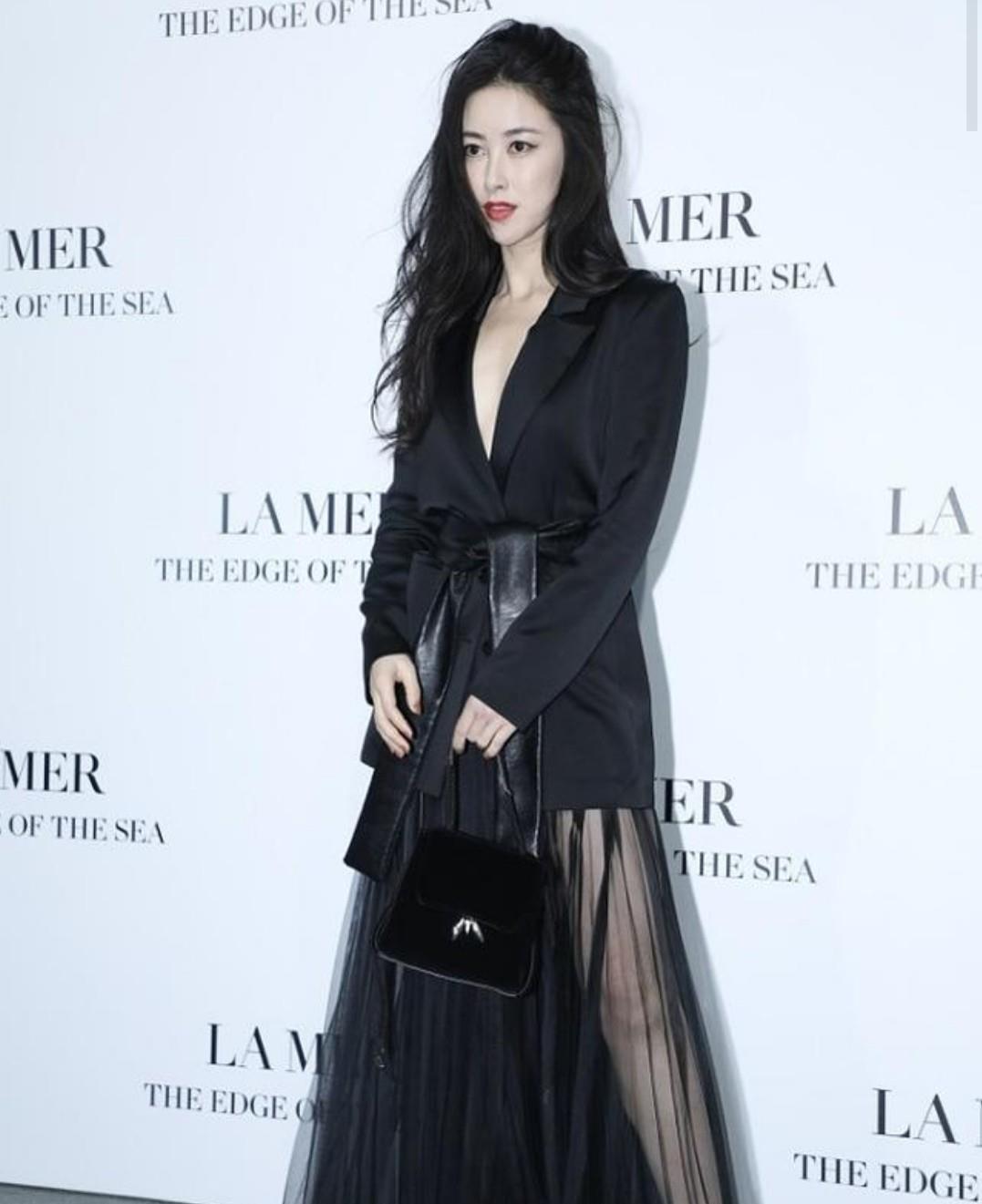 黑色|朱珠穿西装太美了，肤白貌美身材完美，不愧是“全球最美面孔”