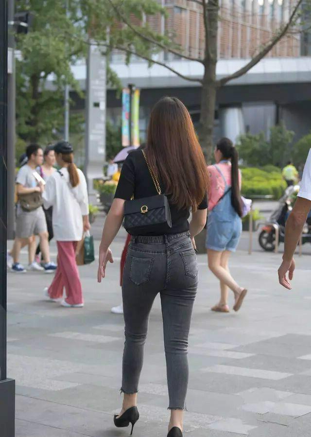 黑色|黑色职业高跟鞋搭配灰色碎边打底裤，潮流的穿搭，有点酷的感觉