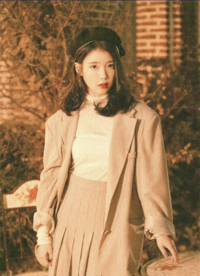 棕色|韩国女神Iu，身穿军绿大衣搭直筒裤出镜，休闲干练！