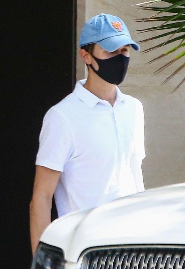 满中来|伊万卡穿白色衬衣搭牛仔帽,身材高挑,气质清新又迷人