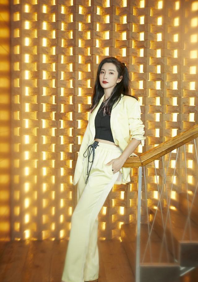 黑色|女人过了50岁，出门少穿这3种“装嫩色”，显胖俗气还掉价