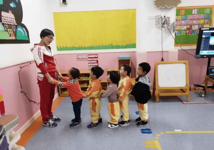 进行|众多家长提议，将幼儿园纳入“义务教育”，教育部门的回应来了