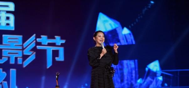 倪萍老|62岁的倪萍老得不真实，妆容精致皮肤状态也挺好，一袭长裙显气质
