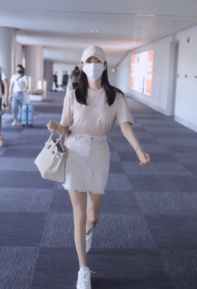 张雨绮|张雨绮真是被“年下恋爱”宠坏了，穿少女的衣服约会，不像当妈的