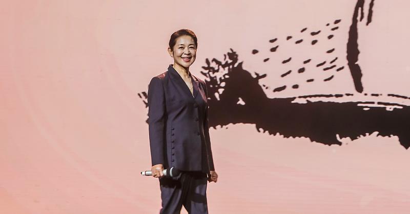 倪萍老|62岁的倪萍老得不真实，妆容精致皮肤状态也挺好，一袭长裙显气质