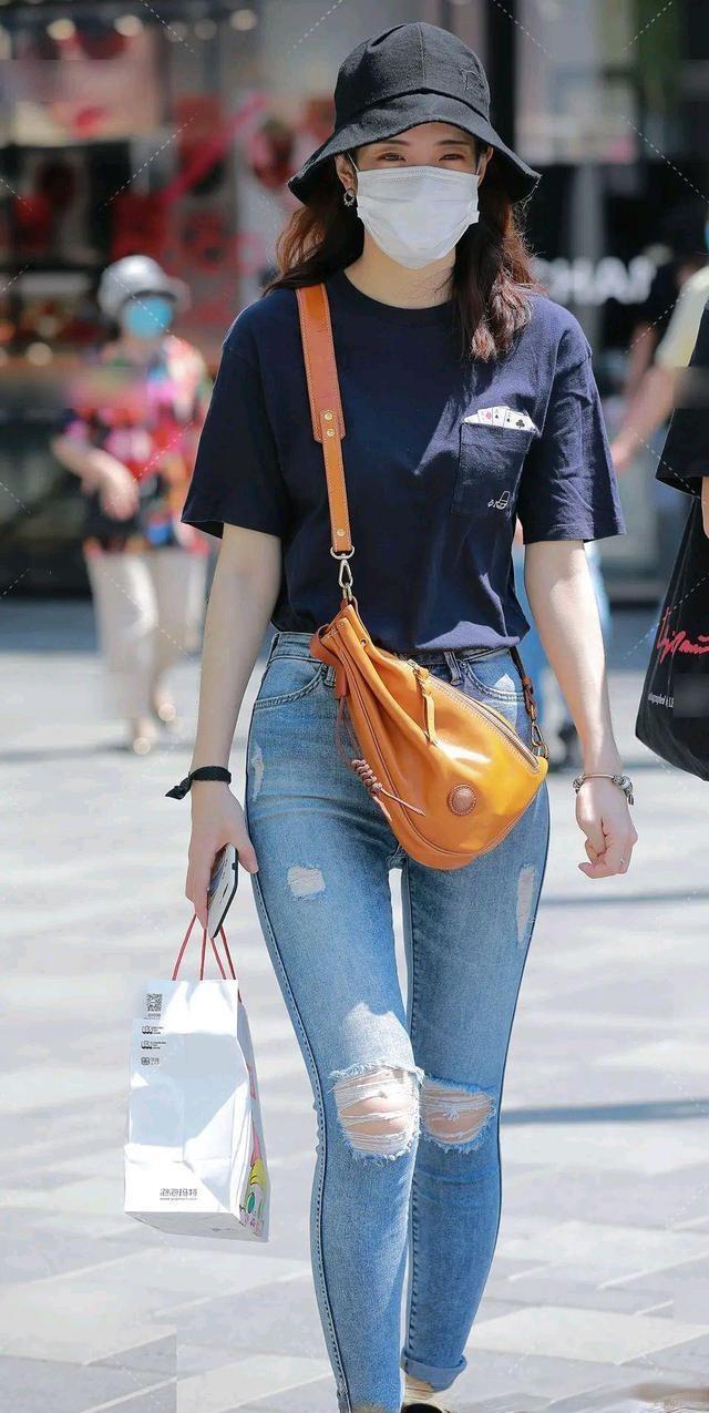 采用的|优雅的连衣裙装扮展现女性简洁气质，秀出迷人自我，活力满满