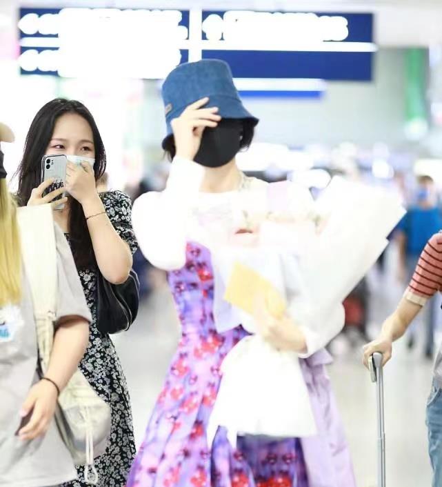 百褶|也就娜扎敢“乱穿”，显老的土紫色背带裙，在她身上却洋气又时髦