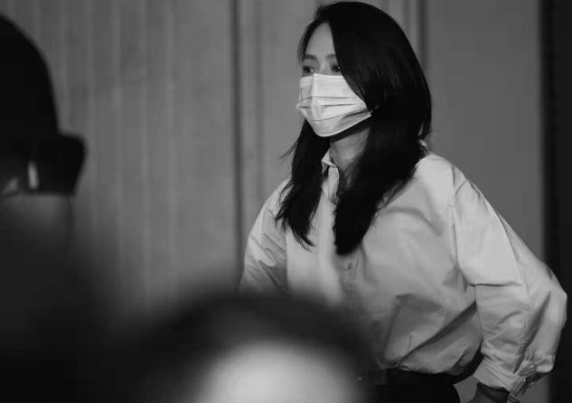 个性|42岁周韵氛围感太绝了,随便穿身白衬衫出镜,都盖不住文艺范儿