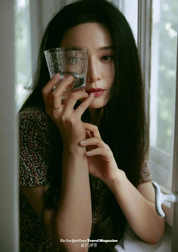 黑色|范冰冰什么时候会老啊？最新大片波点衬衫配红裙，40岁却像小姑娘