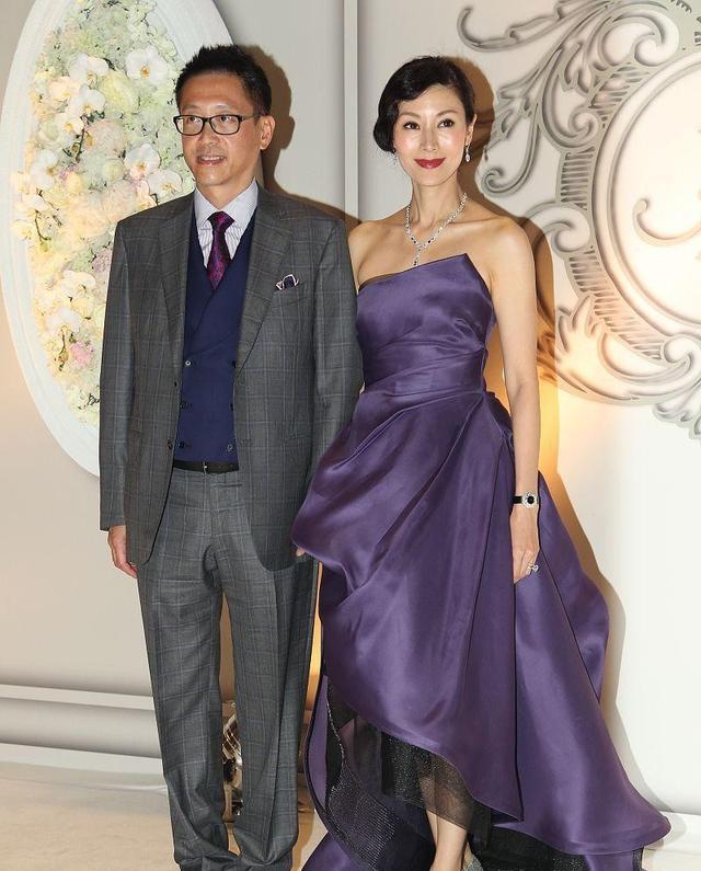 魅力|50岁李嘉欣与老公同框，穿露背礼服裙S身形尽显，不愧是豪门阔太