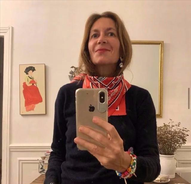 身材|40多岁的法国女记者，长相显老但是很会穿搭