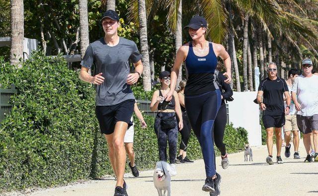 健美|伊万卡穿一身运动装和老公库什纳一起跑步，身形健美，好迷人