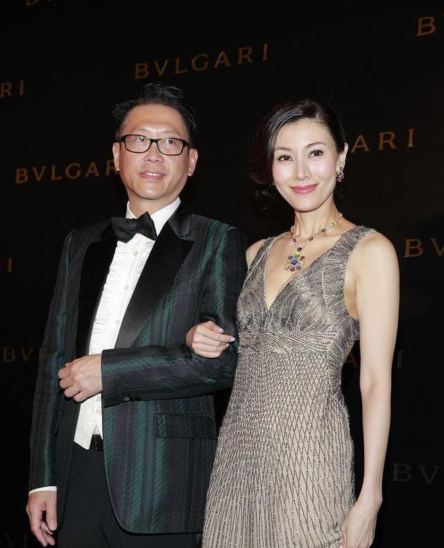 魅力|50岁李嘉欣与老公同框，穿露背礼服裙S身形尽显，不愧是豪门阔太