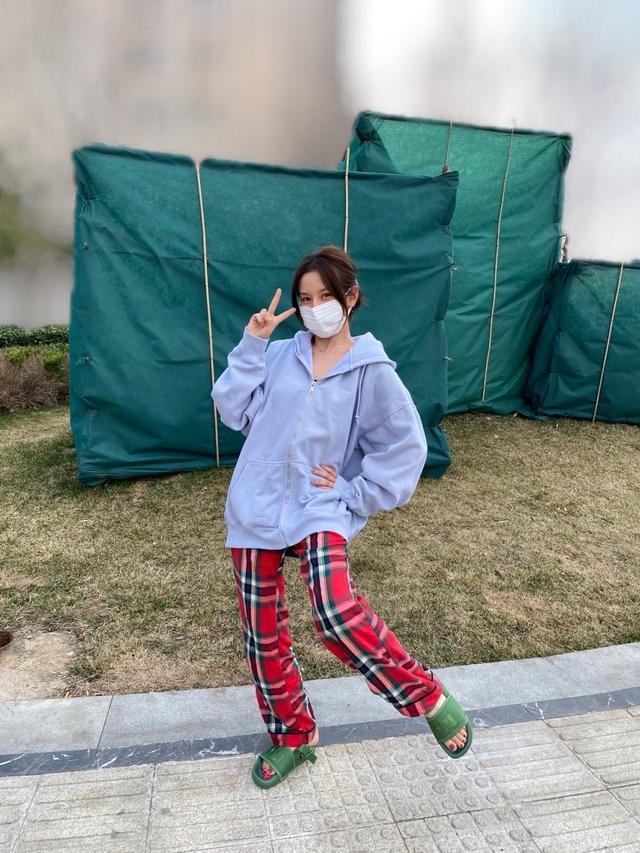 卫衣|宋祖儿私服穿搭，浅灰卫衣加红色格纹长裤，军绿拖鞋抢镜